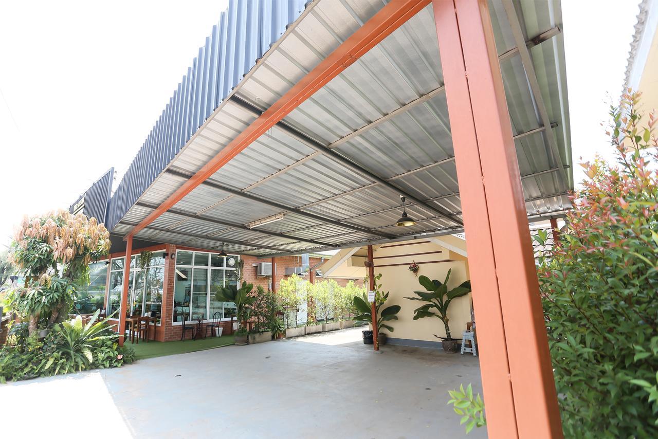 The Garage Hotell Chiang Rai Exteriör bild